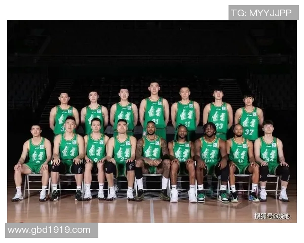 最新辽篮与广东男篮激战正酣谁将赢得这场篮球巅峰对决