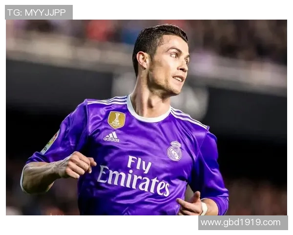 球迷疯狂冲场内夺C罗球衣欧冠赛场再现奇葩一幕 球迷疯狂冲场内夺C罗球衣欧冠赛场再现奇葩一幕